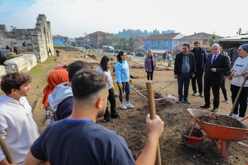 Başkan Dr. Faruk Özlü, Hafta Sonu Mesaisinde Konuralp ve Modern Sanayi’de Çalışmaları İnceledi