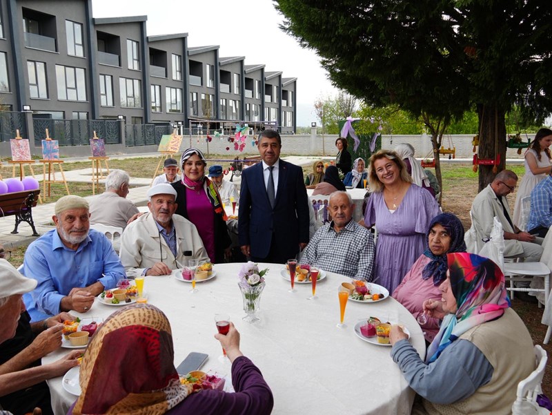 “Geçmişin Altın İzleri” Sergisiyle Alzheimer Günü’ne Anlamlı Kutlama