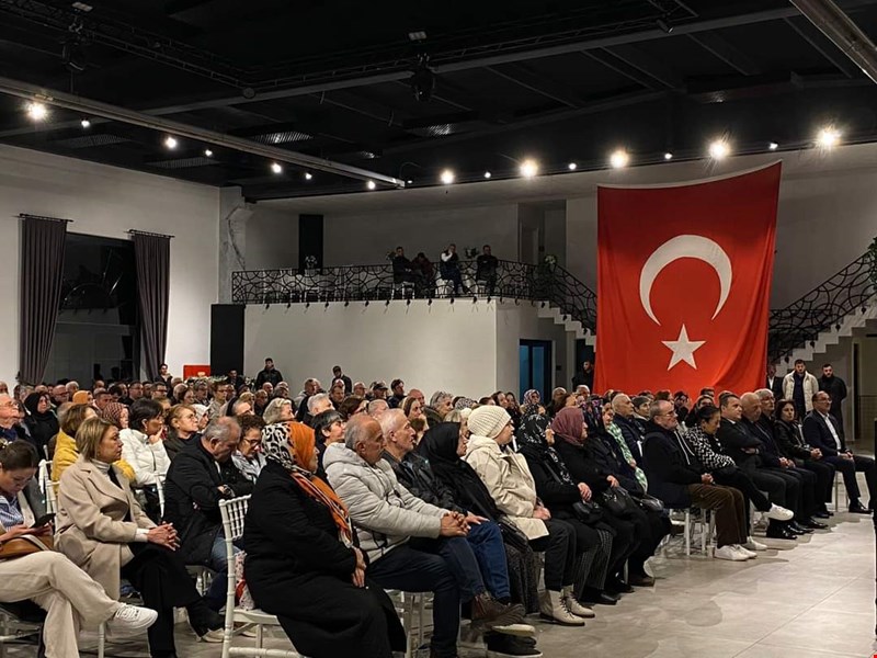 ALBAYRAK COŞKULU BİR KİTLEYE HİTAP ETTİ
