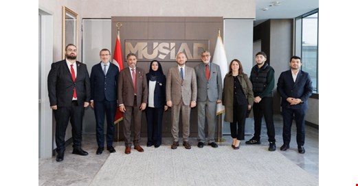 İLÇENİN TARİHİNE İSMİNİ ALTIN HARFLERLE YAZDIRIYOR