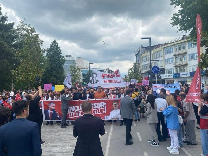 ÖZEL COŞKULU KALABALIĞA SESLENDİ
