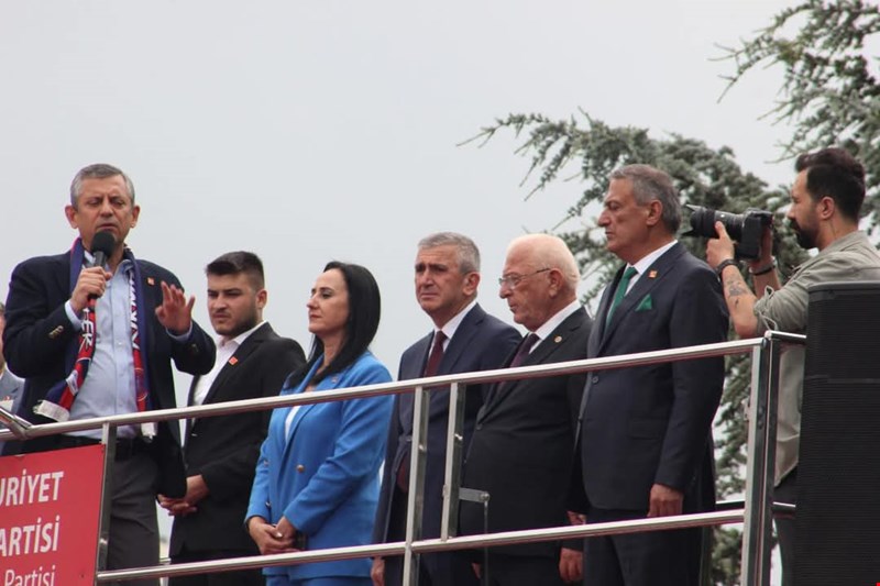 ÖZEL COŞKULU KALABALIĞA SESLENDİ