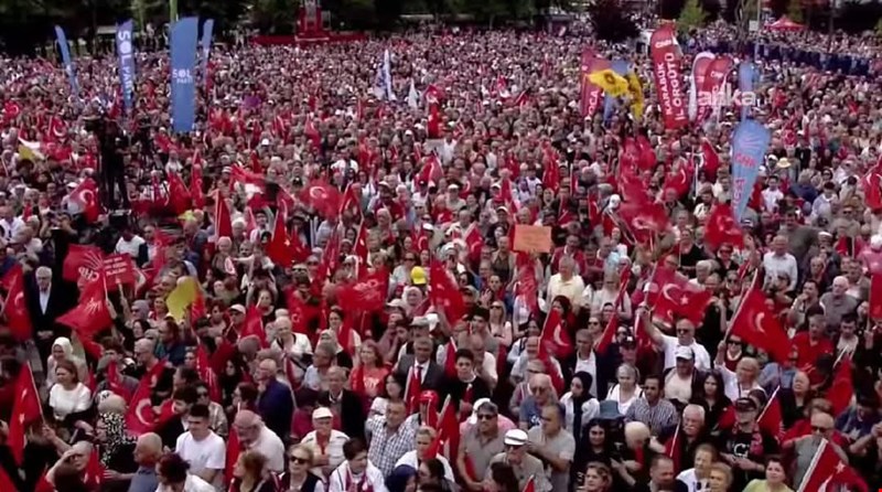 ÖZEL COŞKULU KALABALIĞA SESLENDİ