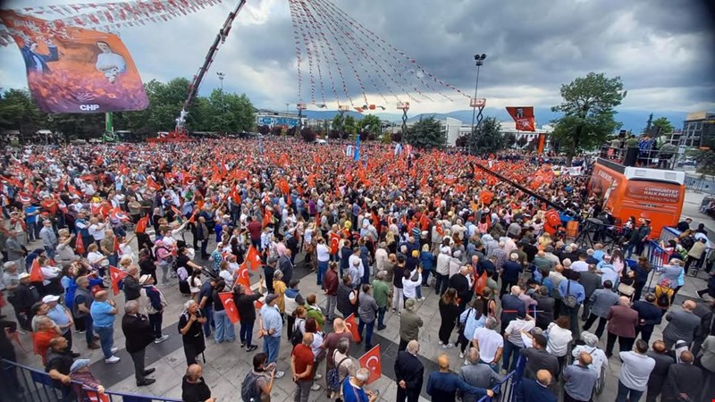 ÖZEL COŞKULU KALABALIĞA SESLENDİ