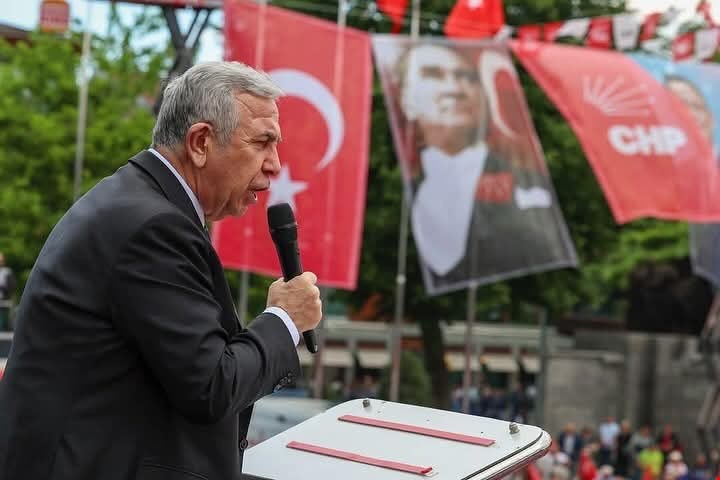 ÖZEL COŞKULU KALABALIĞA SESLENDİ