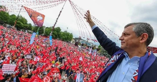 ÖZEL COŞKULU KALABALIĞA SESLENDİ
