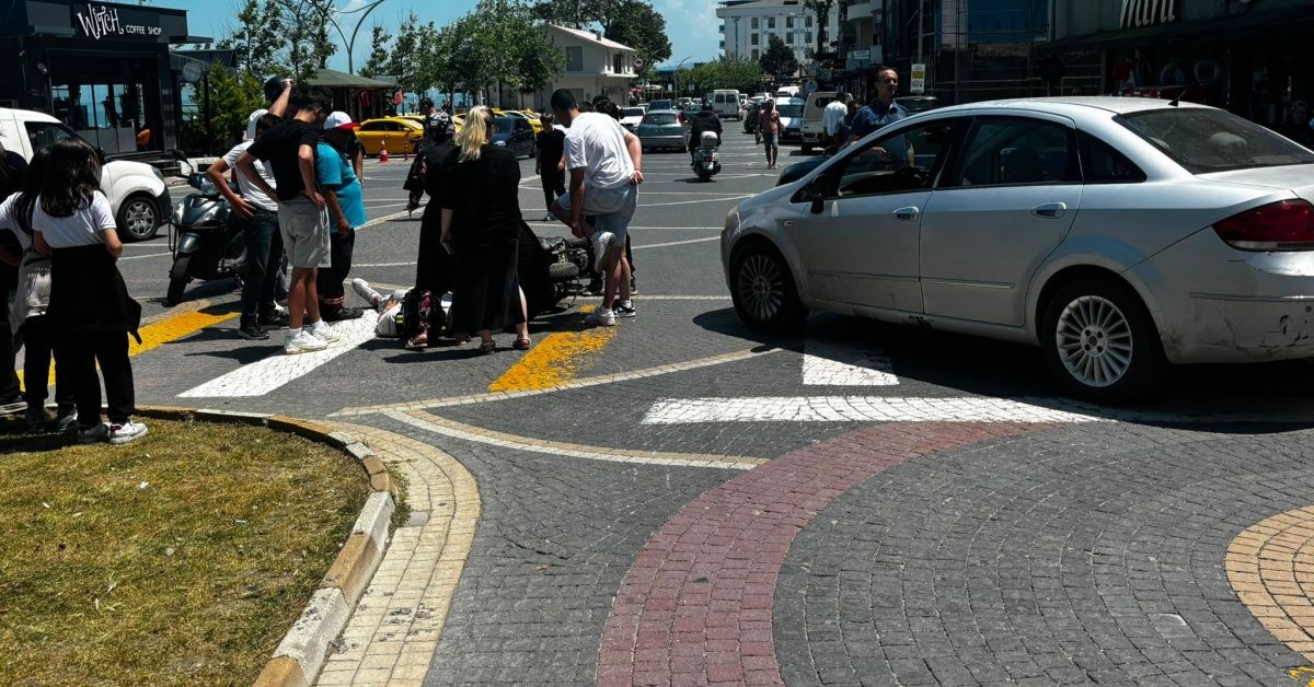 AKÇAKOCA’DA MOTOSİKLET İLE OTOMOBİL ÇARPIŞTI: 1 YARALI