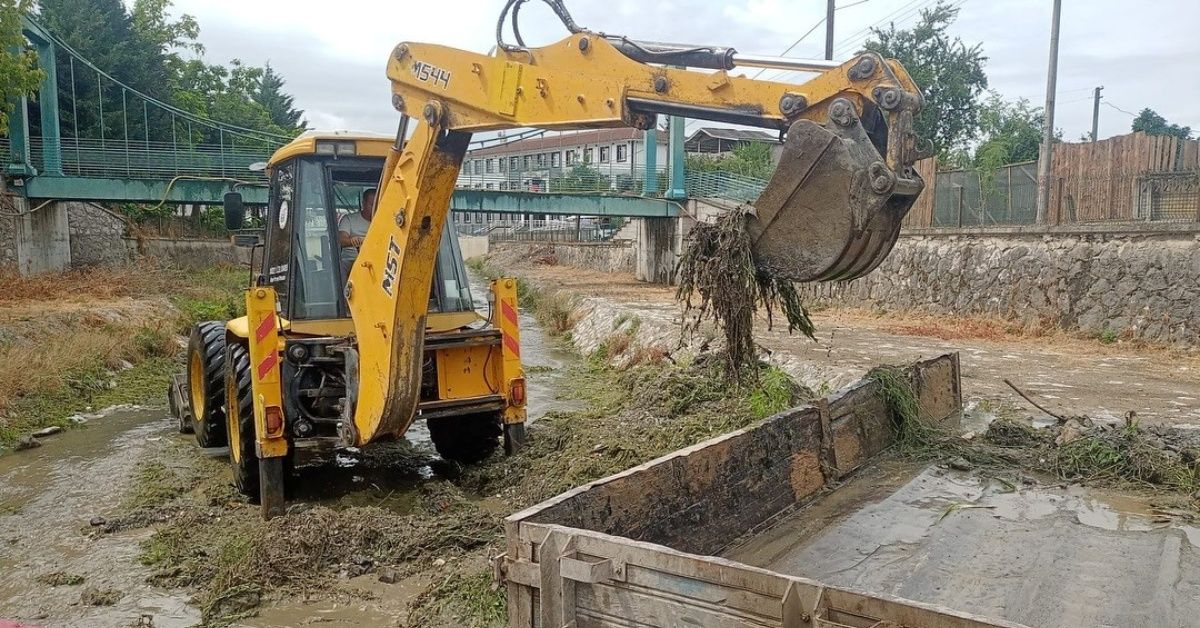 Akdere ekipler tarafından temizleniyor