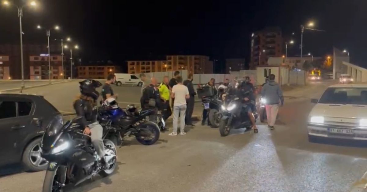 Akrobasi hareketleri yapan motosikletliler sivil trafik ekiplerine takıldı