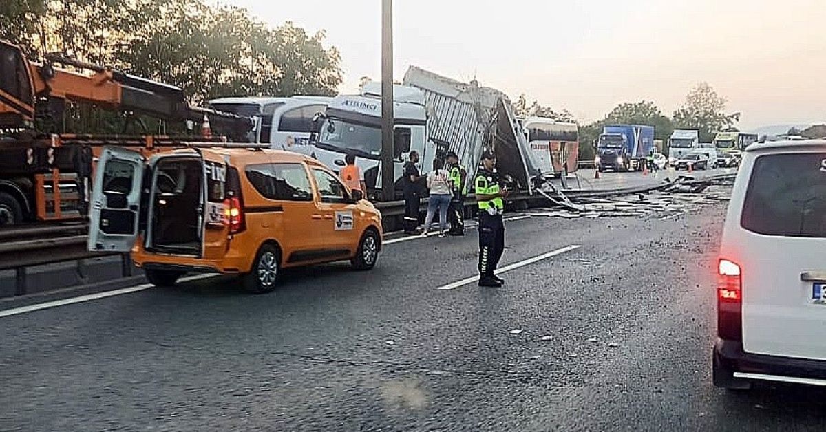 Anadolu otoyolunda tır bariyere girdi yol trafiğe kapandı