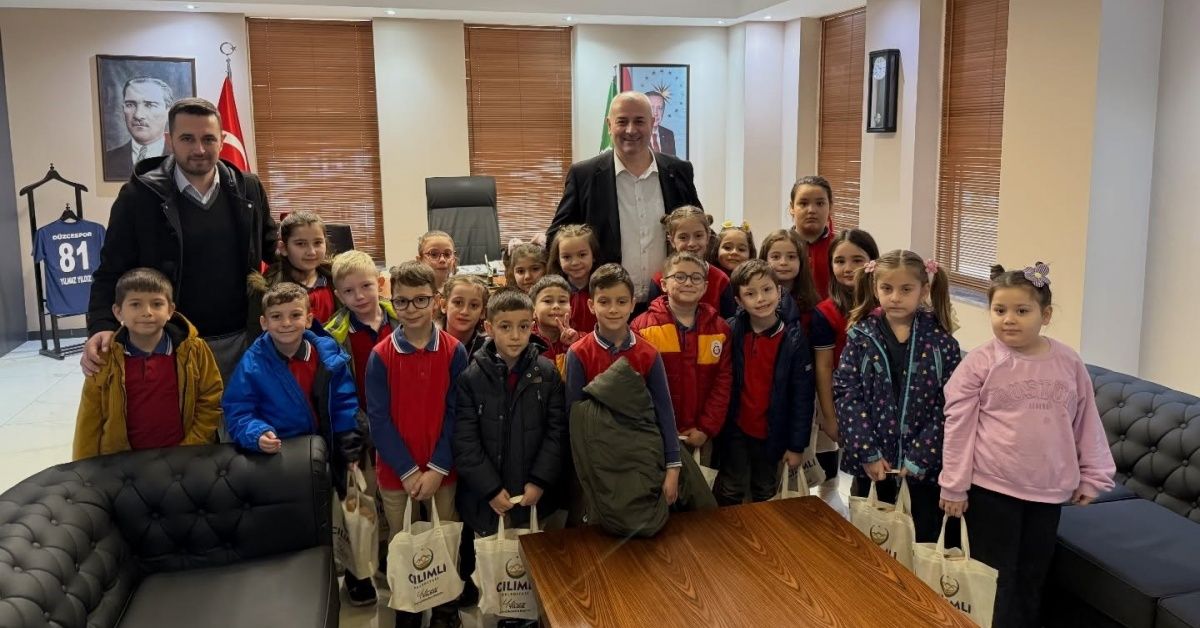 BAŞKAN YILDIZ, MİNİK ÖĞRENCİLERİ BELEDİYEDE AĞIRLADI