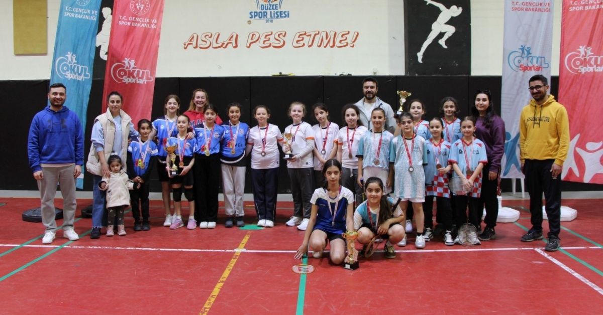 BADMİNTONDA ŞAMPİYONLARA ÖDÜLLERİ VERİLDİ