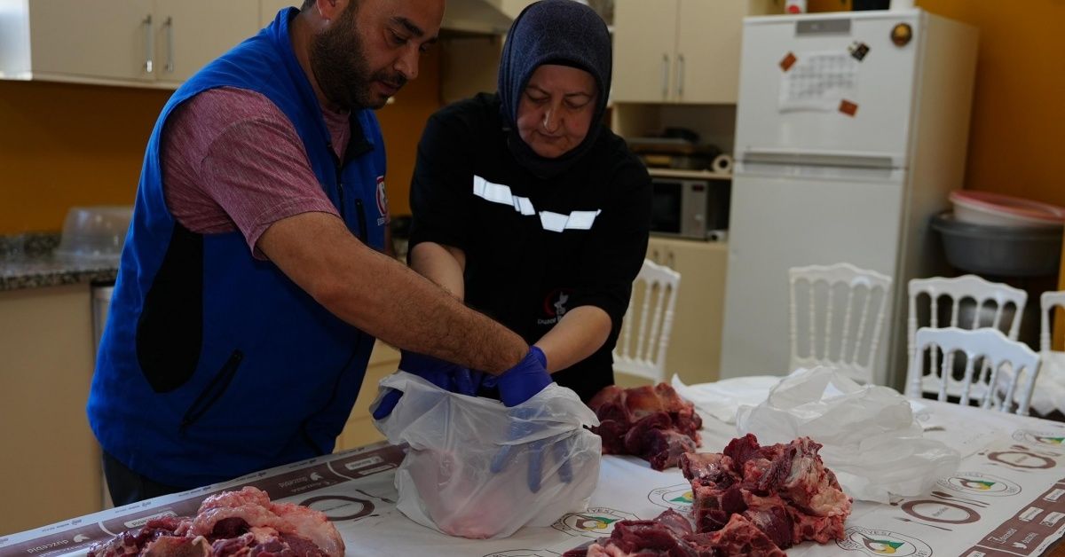 BAĞIŞLANAN KURBAN PAYLARI İHTİYAÇ SAHİPLERİNE ULAŞTIRILIYOR