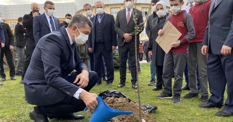Bakan Selçuk adına 750 fidan dikildi