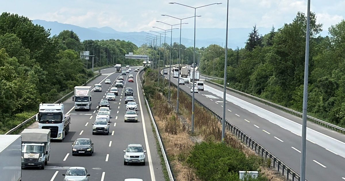 DÜZCE GEÇİŞİNDE BAYRAM TATİLİ YOĞUNLUĞU BAŞLADI