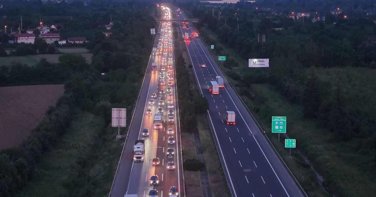 DÜZCE GEÇİŞİNDE KİLOMETRELERCE KUYRUK