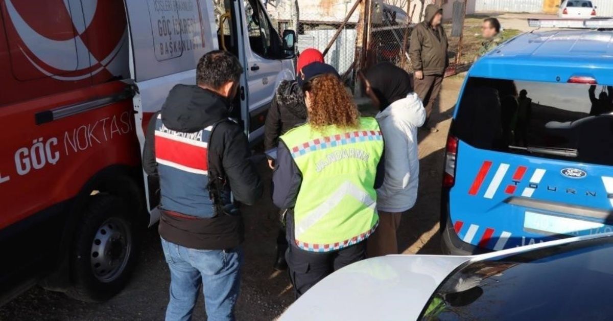 DÜZCE'DE 6 DÜZENSİZ GÖÇMEN YAKALANDI