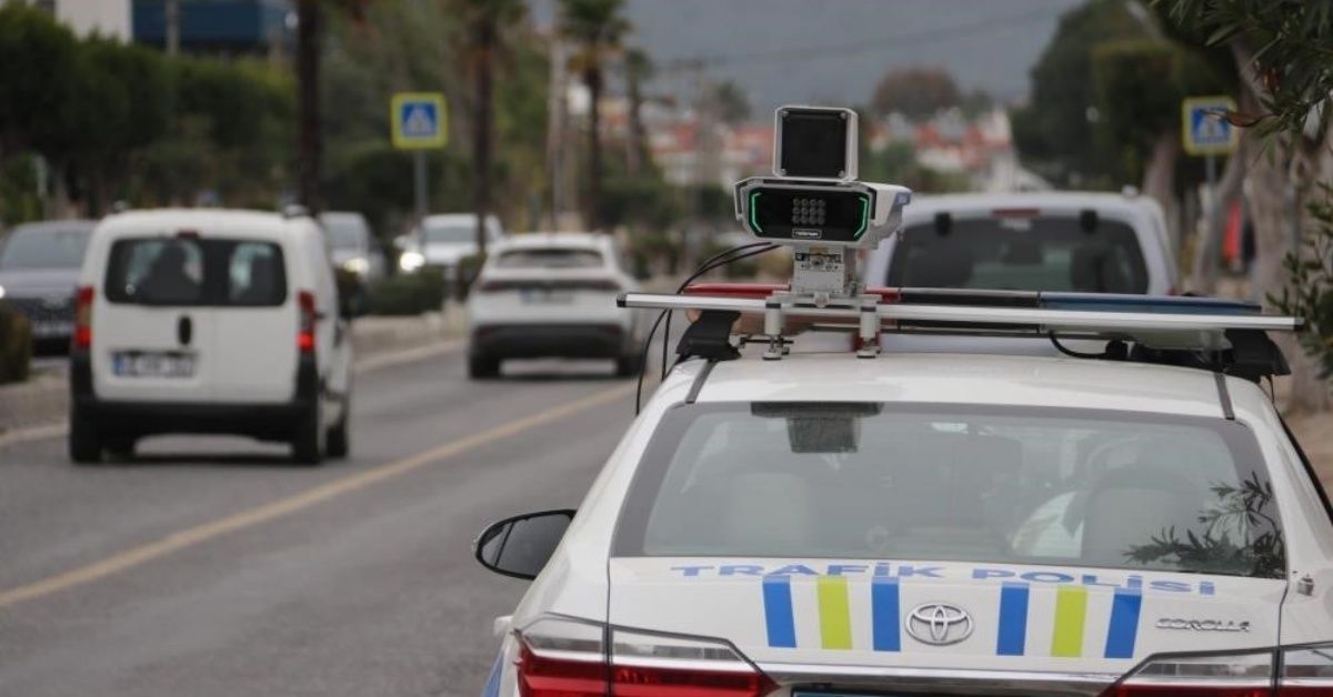 DÜZCE’DE HIZLI SÜRÜCÜLER RADARA YAKALANDI