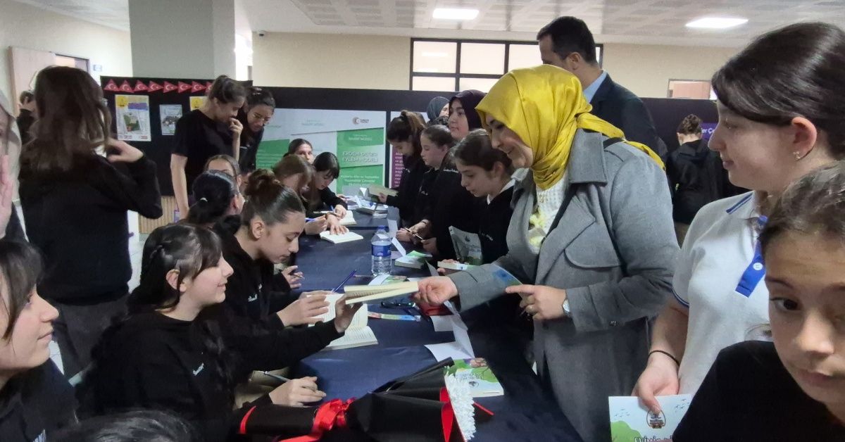 DÜZCE'DE MİNİK YAZARLAR İMZA GÜNÜ YAPTI