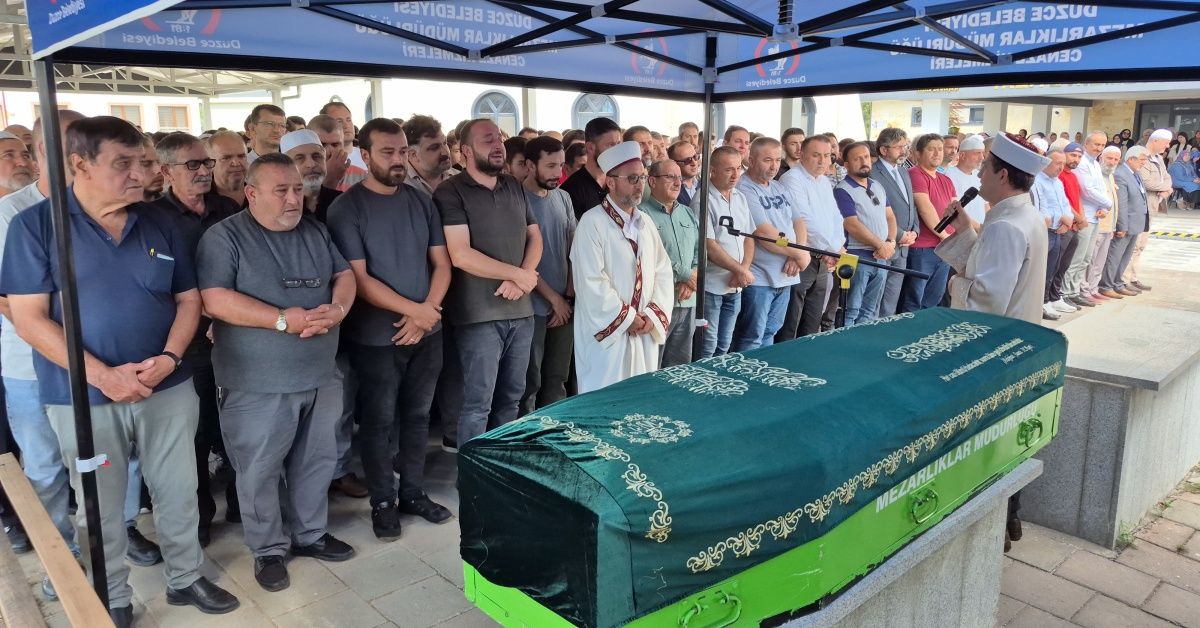 Evinde baygın bulunan çocuk son yolculuğuna uğurlandı