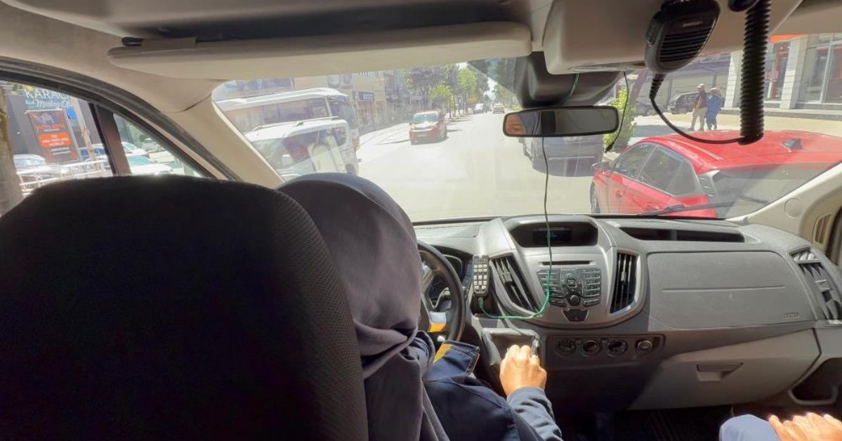 Fermuar sistemiyle ambulansa yol verdiler