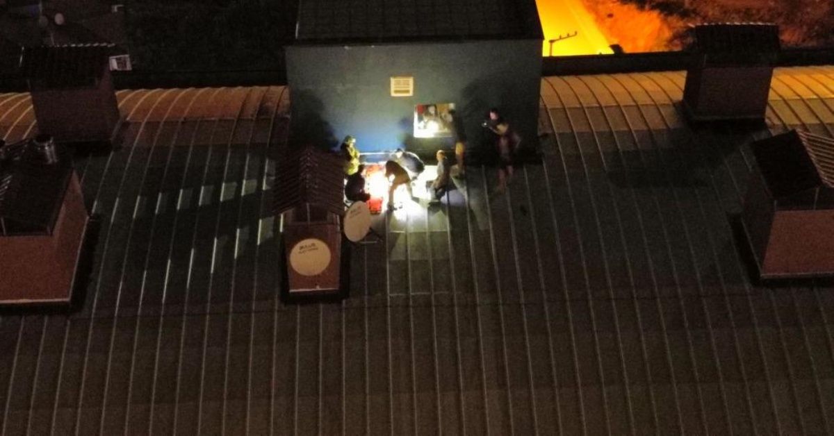 Genç kız çatıya çıktı, kurtarmak isteyenlerle birlikte mahsur kaldı