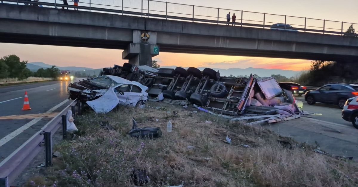 HALI YÜKLÜ TIR İLE OTOMOBİL ÇARPIŞTI: 6 YARALI