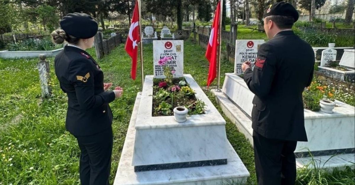 Jandarma, şehit Demir'i kabri başında andı