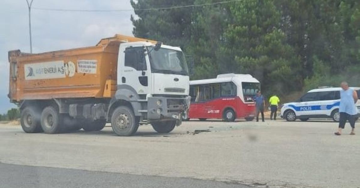 Kamyon ile minibüs çarpıştı 4 kişi yaralandı