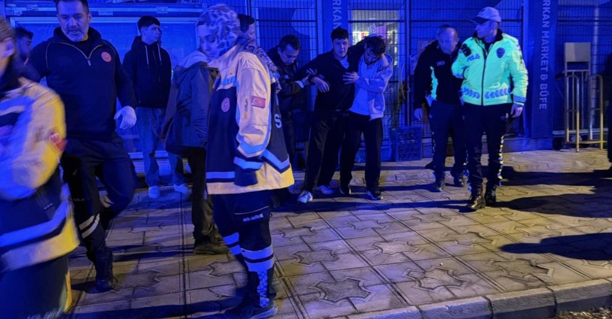 Kazada yaralanıp hastaneye gitmek istemeyen genci polis ikna etti