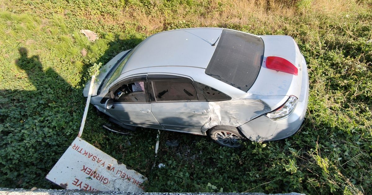 Kontrolden çıkan otomobil tarlaya uçtu 1 kişi yaralandı