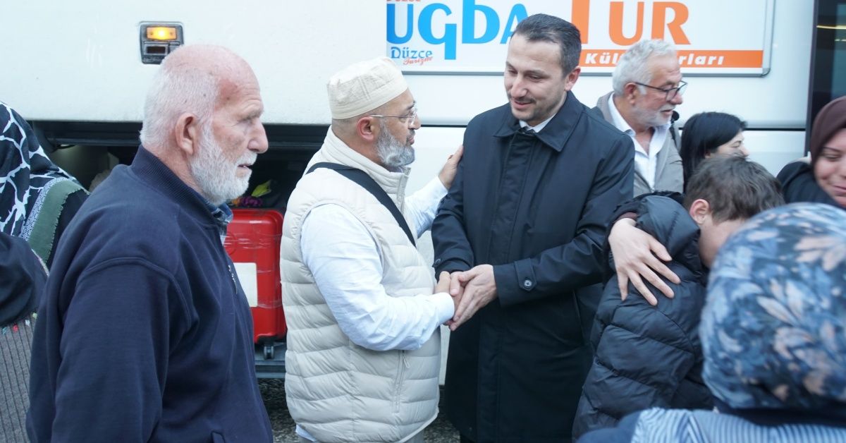 KUTSAL TOPRAKLARDA MAHSUR KALAN UMRECİLER DÜZCE’YE DÖNDÜ