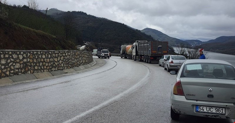 Makaslayan tır Yığılca yolunu trafiğe kapattı