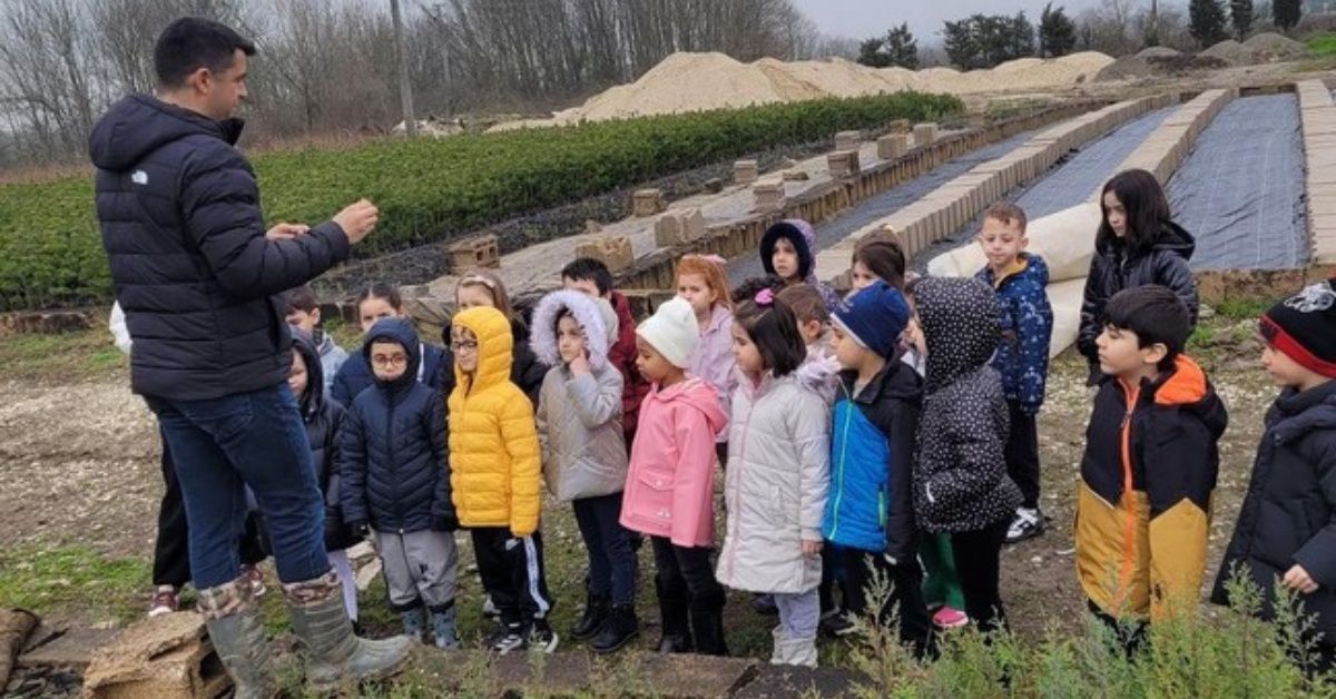 Minik öğrenciler tohum ekti