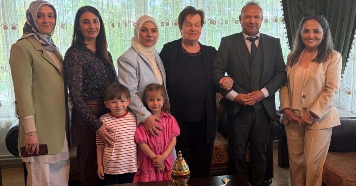 Minik yüreklerden Şükran teyzeye duygu dolu anneler günü