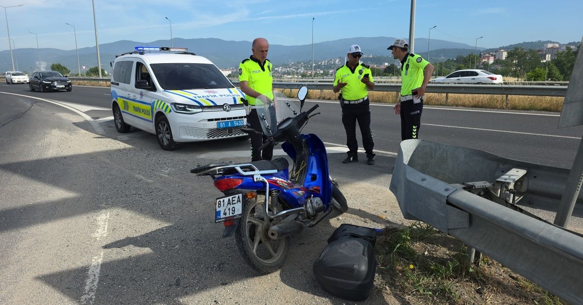 MOTOSİKLET SÜRÜCÜSÜ BARİYERE ÇARPTI