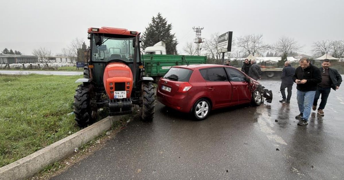 Otomobil ile traktör çarpıştı: 2 yaralı