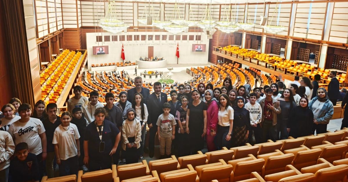 ÖZTÜRK, AKÇAKOCALI ÖĞRENCİLERİ TBMM’DE AĞIRLADI