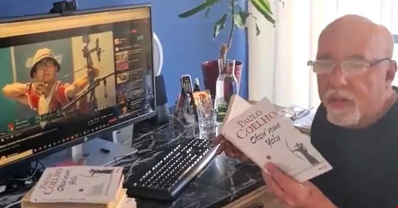 Paulo Coelho yeni kitabını Mete Gazoz'a adadı!