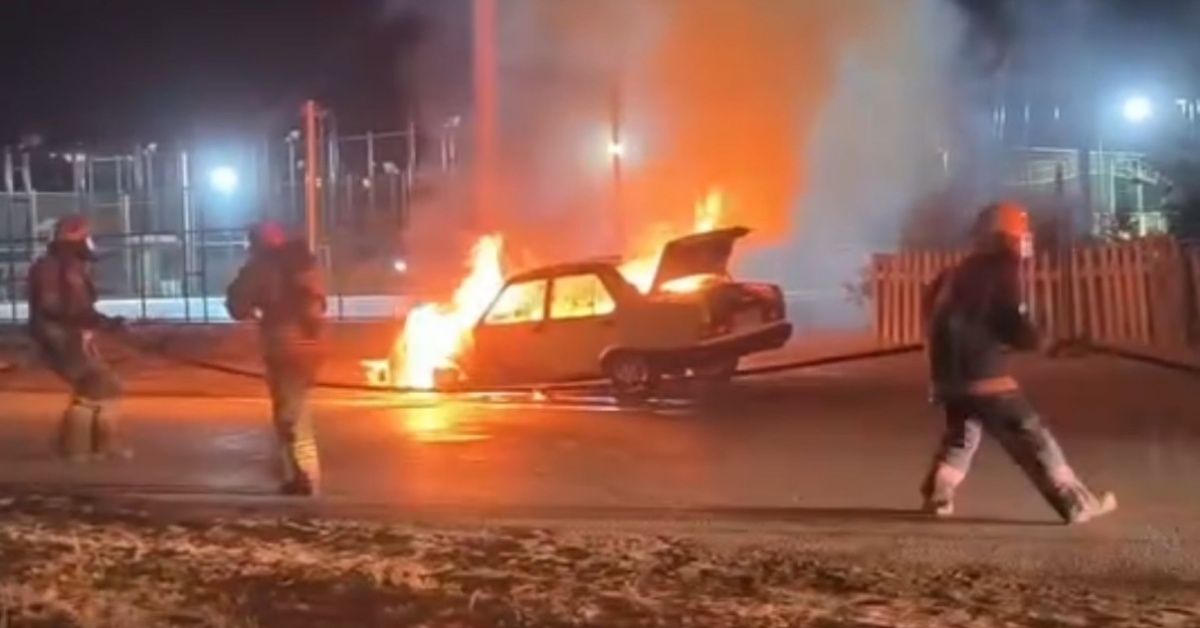 Seyir halindeki Tofaş otomobil alev topuna döndü
