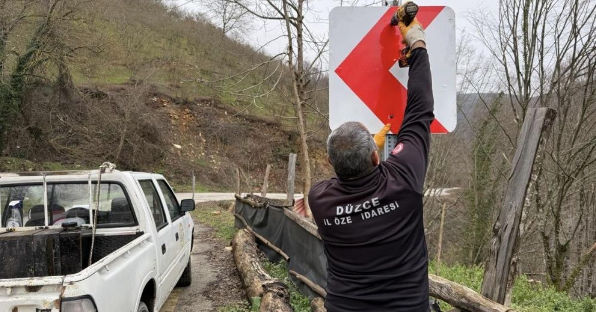 Trafik güvenliği için levhalar yerleştiriliyor