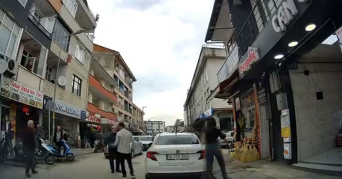 YAYAYA ÇARPAN SÜRÜCÜ DİREKSİYONU BAŞKASINA DEVRETTİ