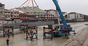 BİRİNCİ KÖPRÜNÜN İLK TABLİYESİ YERİNİ ALIYOR