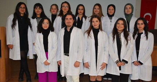 D.Ü. Kimya Bölümü Öğrencilerinin Beyaz Önlük Giyme Heyecanı
