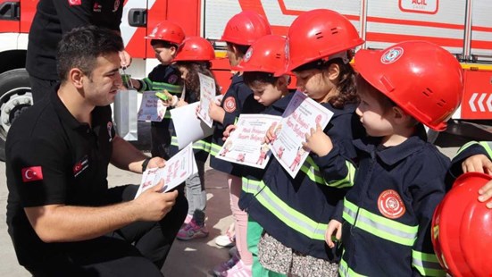 Düzce Belediyesi İtfaiyesinden 744 Öğrenciye ''Minik İtfaiyeci'' Eğitimi
