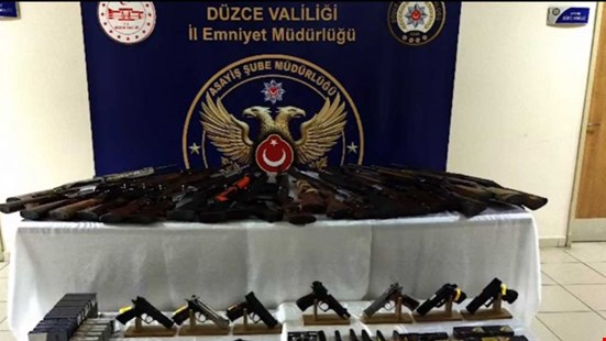 Düzce'de Silah Kaçakçılığı Operasyonu; Çok Sayıda Silah ve Mühimmat Ele Geçirildi