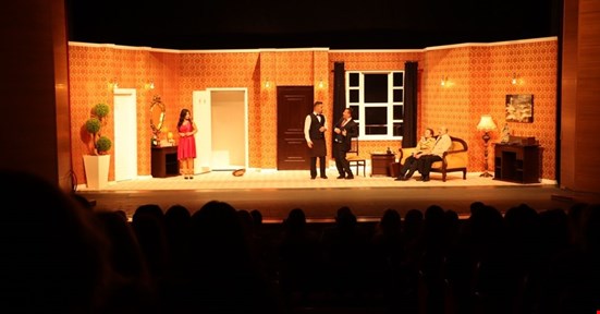 ‘KARMAKARIŞIK’ ADLI TİYATRO OYUNU PRÖMİYERİNİ YAPTI