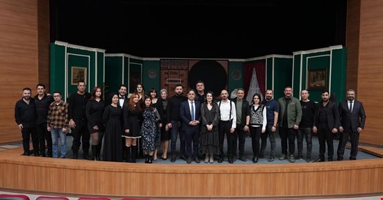 TİYATRO SEZONU ‘AŞK VE GURUR’ İLE AÇILIŞ YAPTI