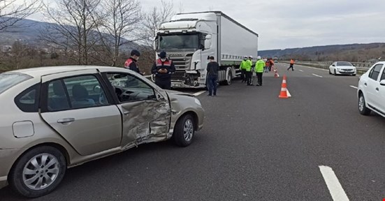 Tır ile otomobilin karıştığı kazada 2 kişi yaralandı!