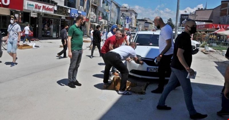 Vatandaşın İstanbul caddesinde çukurla imtihanı..